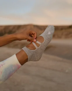 Brandy Pilates Socken mit gekreuzten Bändern